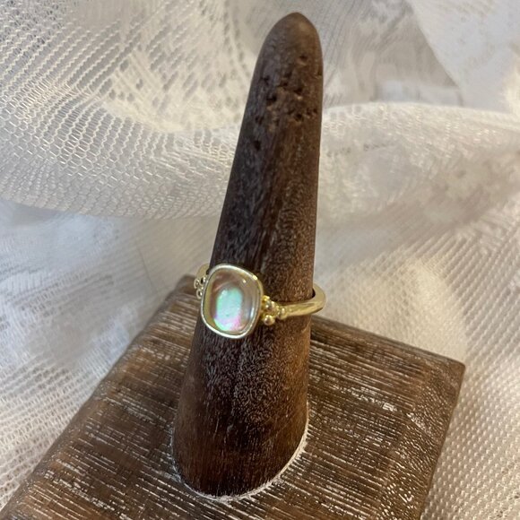 Elegant Gold Ring with Iridescent Mother-of-Pearl Stone Size 7 - Picture 2 of 3